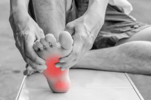 בעיות בכף הרגל שגורמות לכאבי גב תחתון